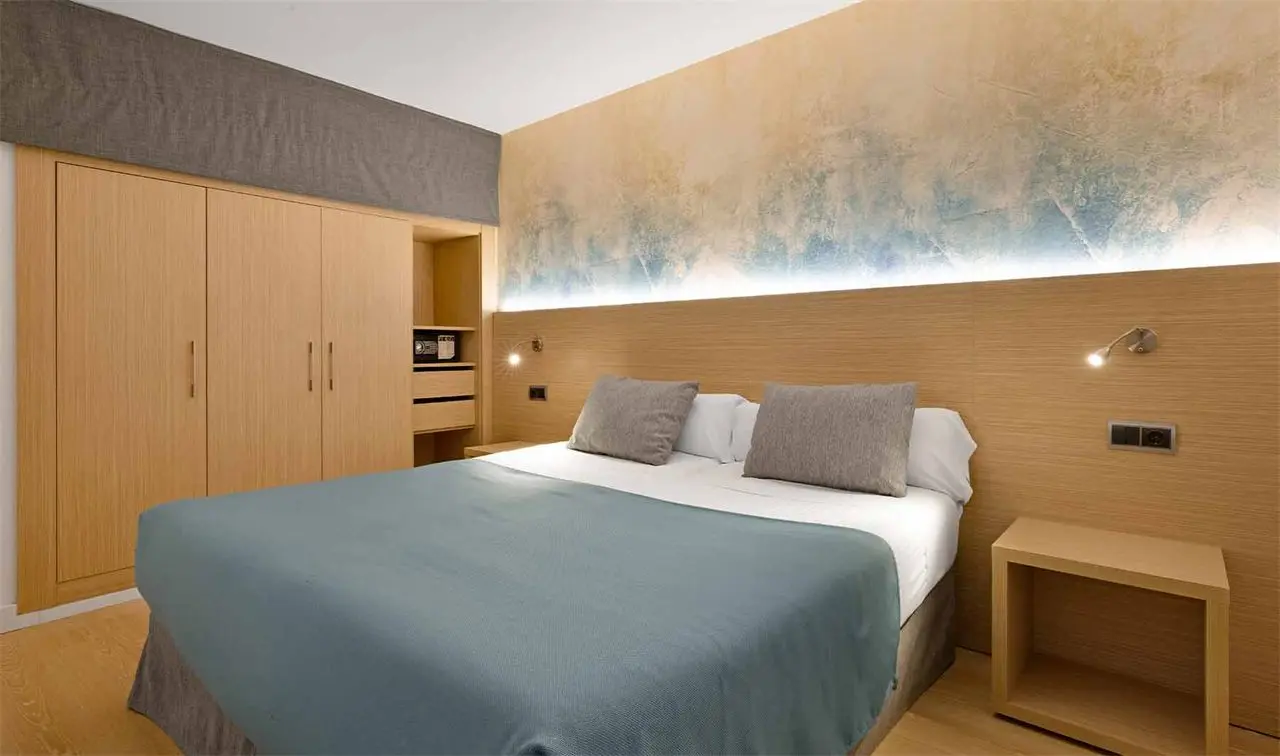 Room with a double bed and a blue bedspread
