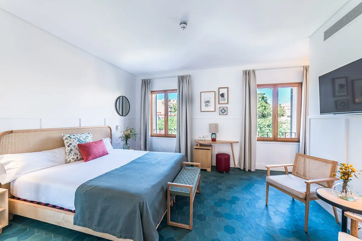 Bright room with a double bed and a blue floor