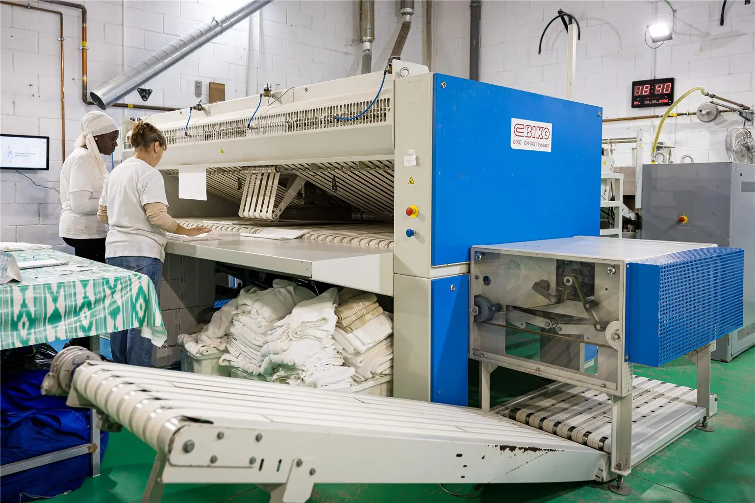 Worker next to the linen folder at the Son Oms plant