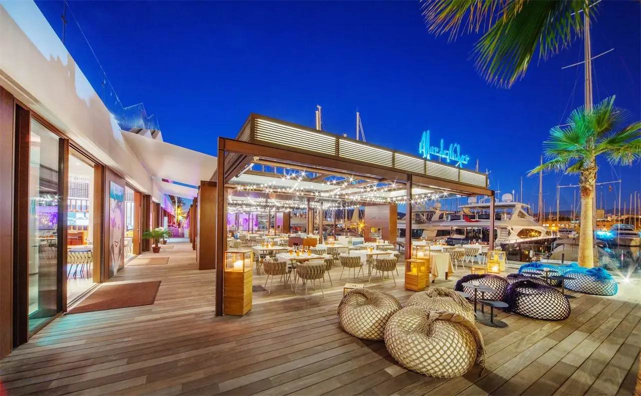The Mar de Nudos terrace by the harbour at sunset